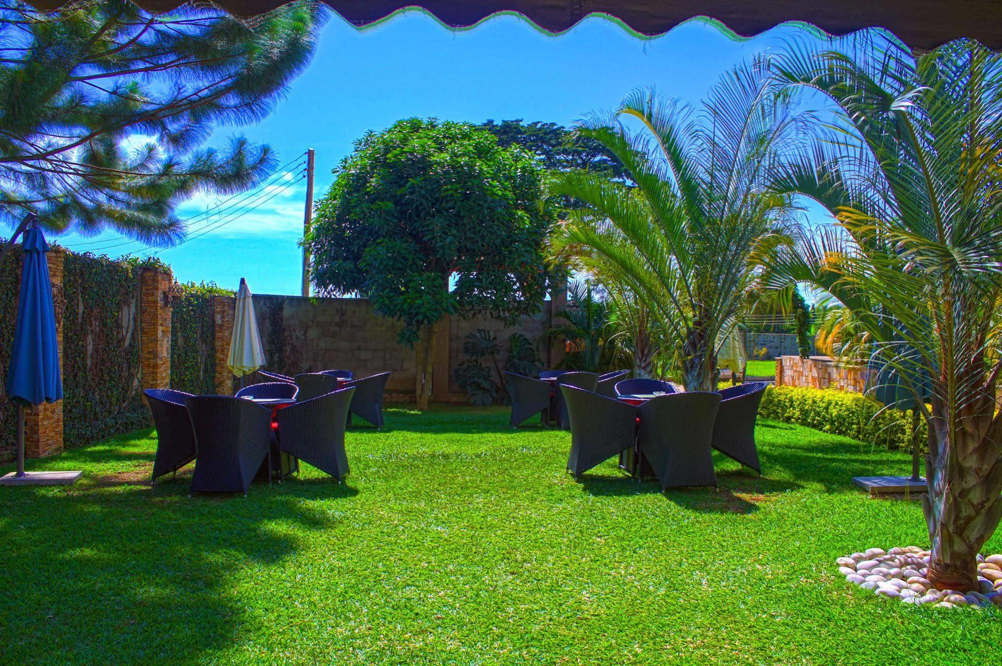مبيت وإفطار عنتيبي Rosemary Courts المظهر الخارجي الصورة